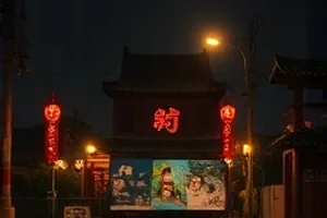 《镜中列车》奇幻剧封面，倒影中的车厢走廊